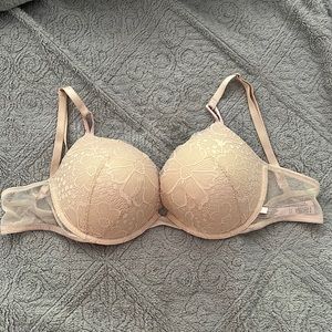 Victoria’s Secret push-up bra. Size 38C.
